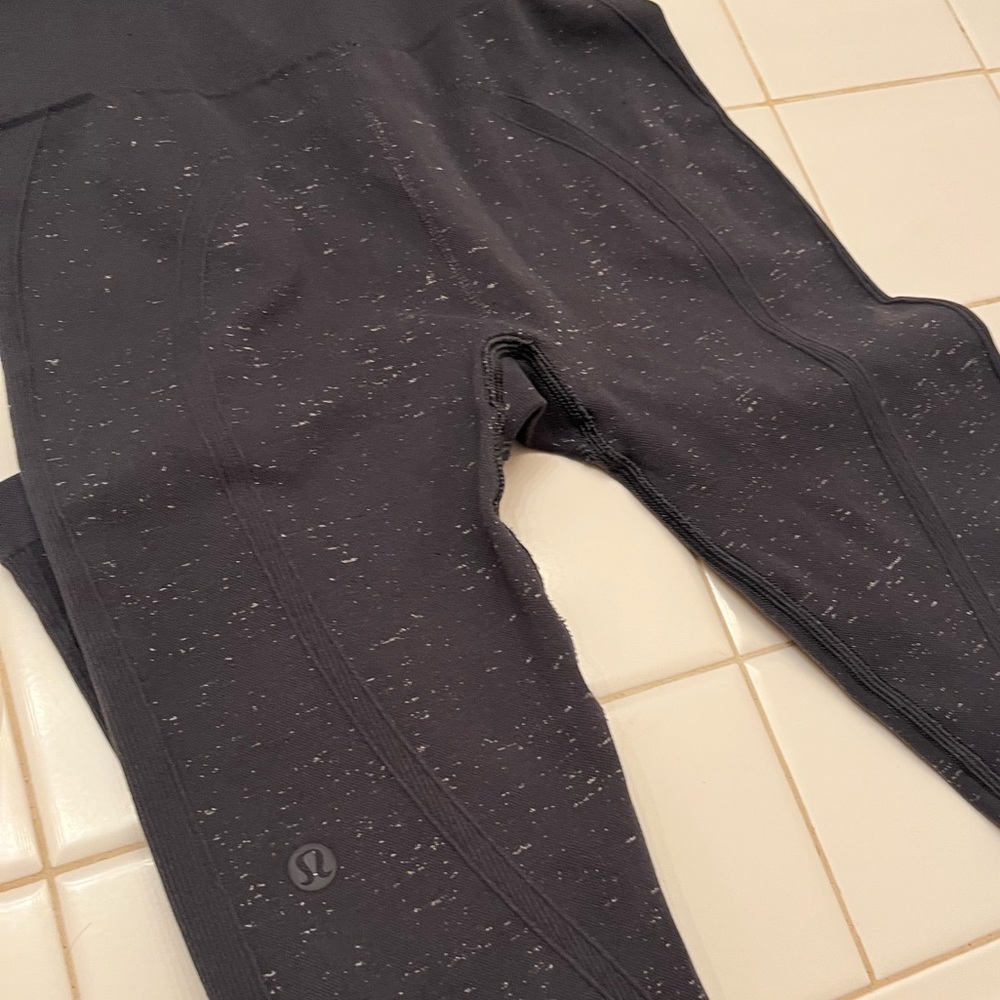 Lululemon Black Speckled Women's Capris
